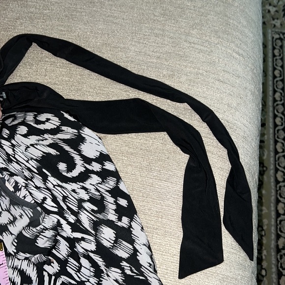 Cute Blouse. Tie around Neck - Picture 8 of 8